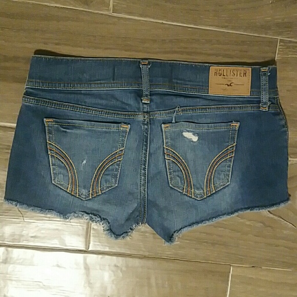LIKE NEW! Hollister Jean Shorts - Picture 3 of 3